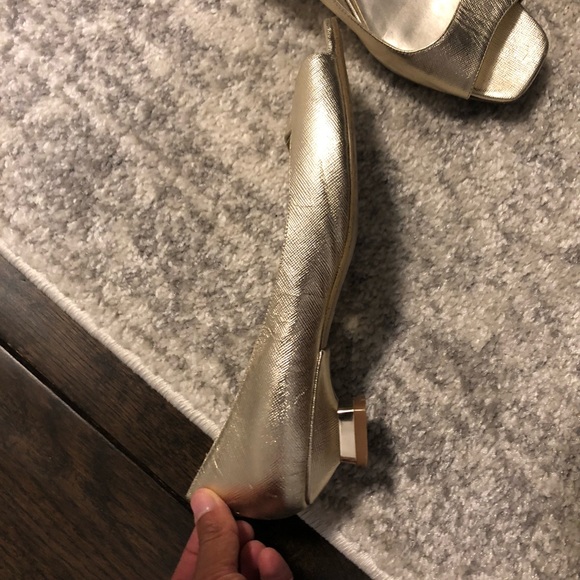 Nine West gold open toe shoe - Picture 2 of 3